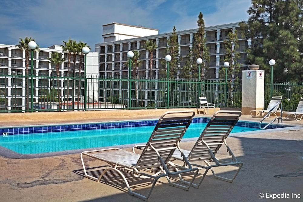 Anaheim Camelot Inn & Suites Exteriör bild