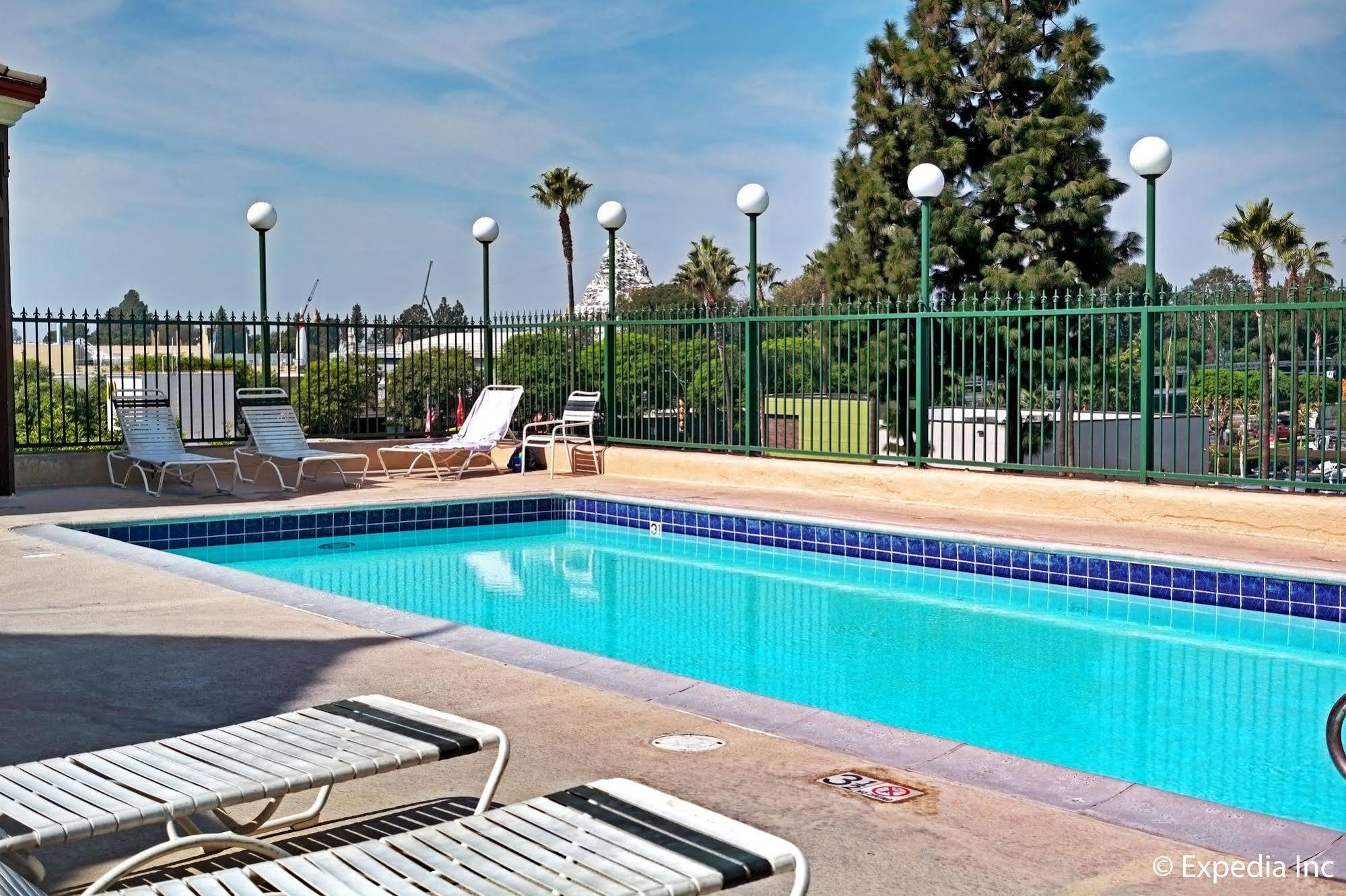Anaheim Camelot Inn & Suites Exteriör bild