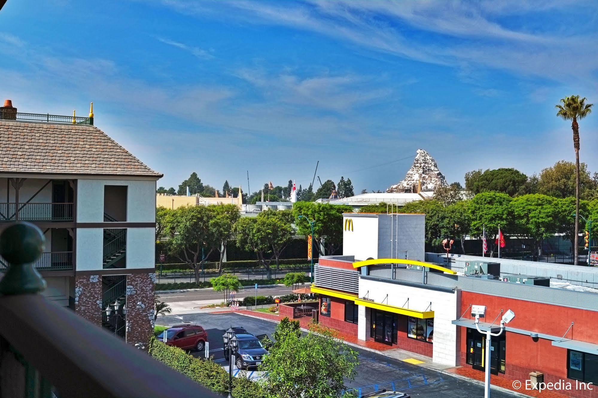 Anaheim Camelot Inn & Suites Exteriör bild