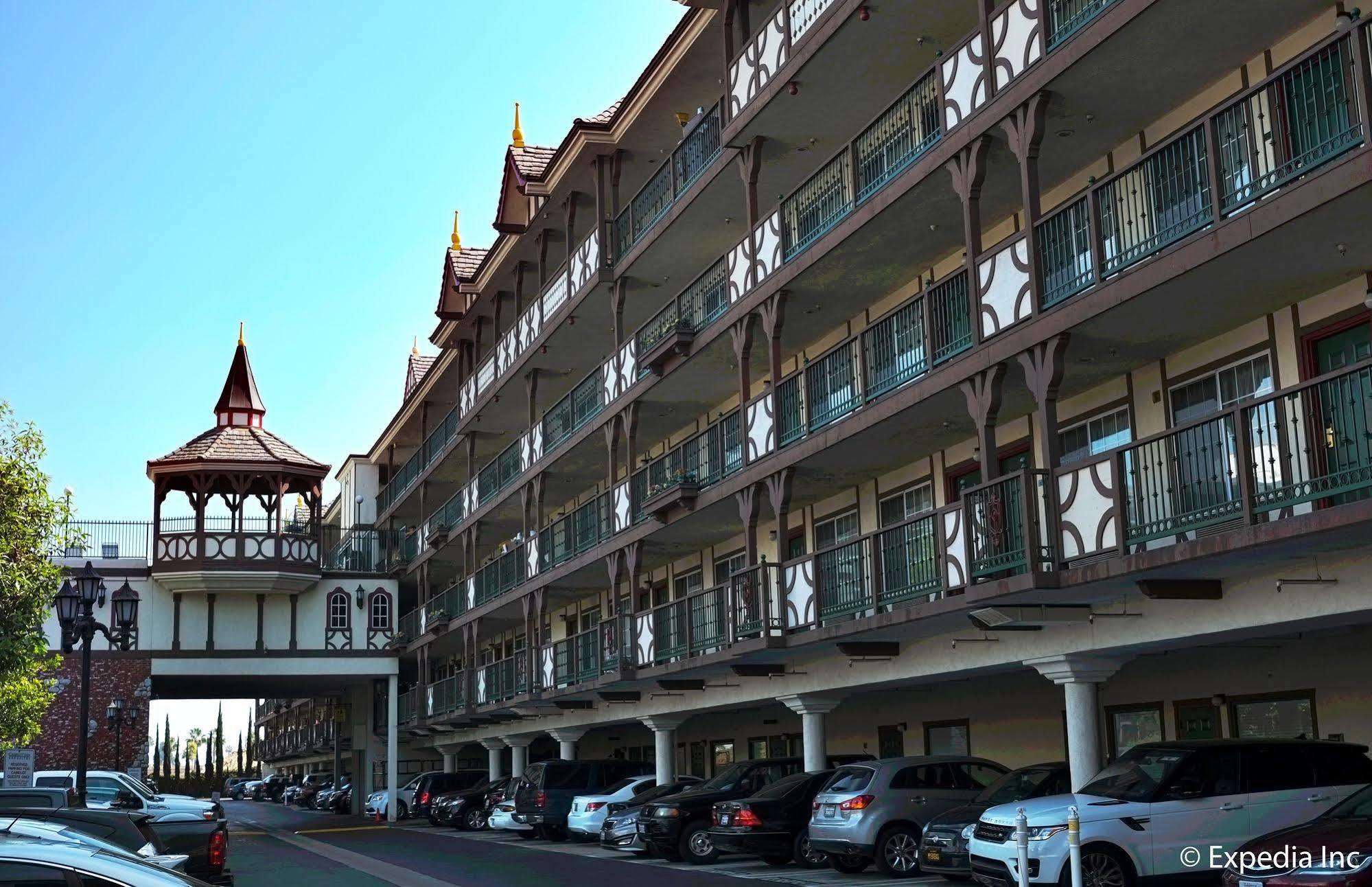 Anaheim Camelot Inn & Suites Exteriör bild