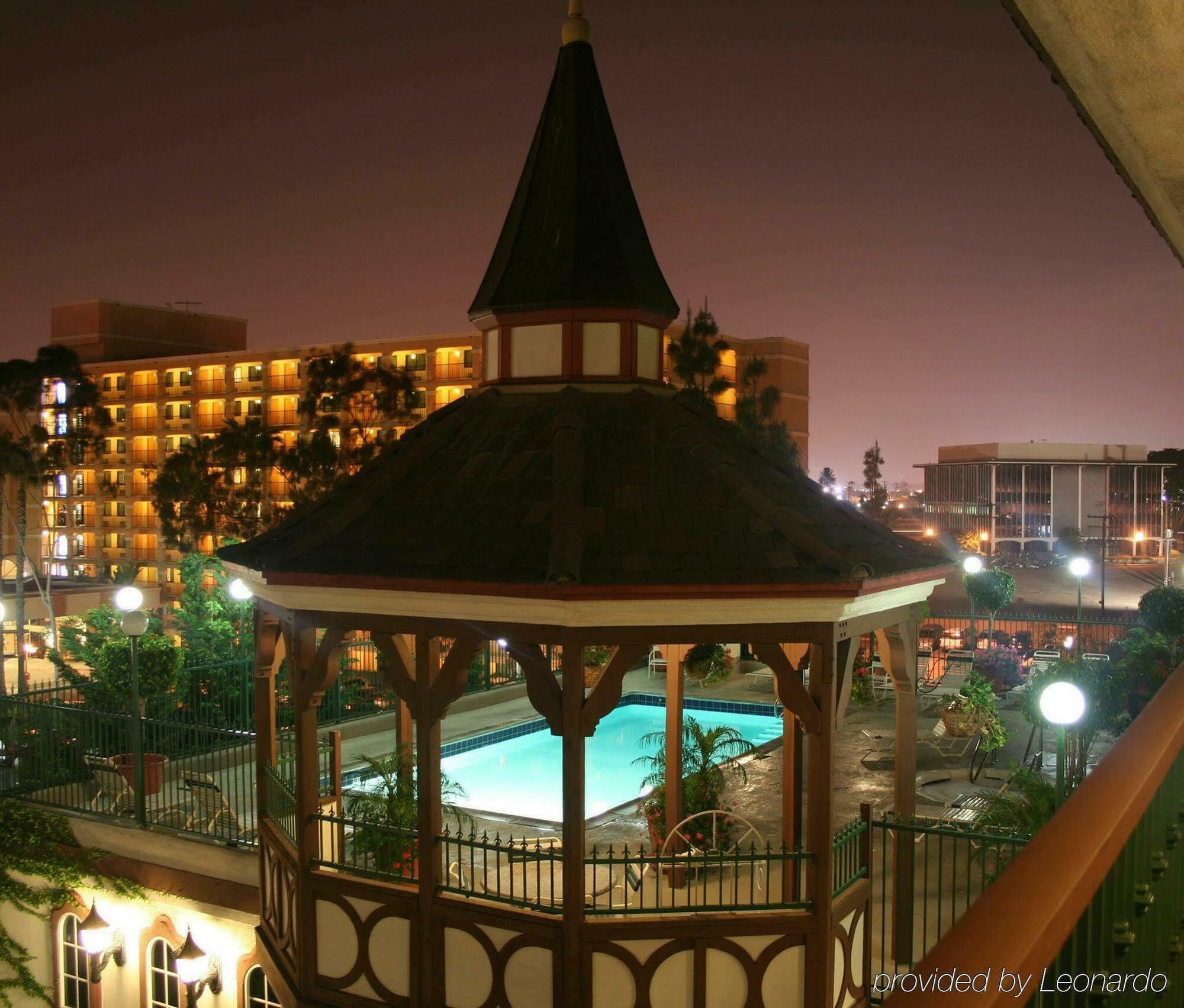 Anaheim Camelot Inn & Suites Exteriör bild