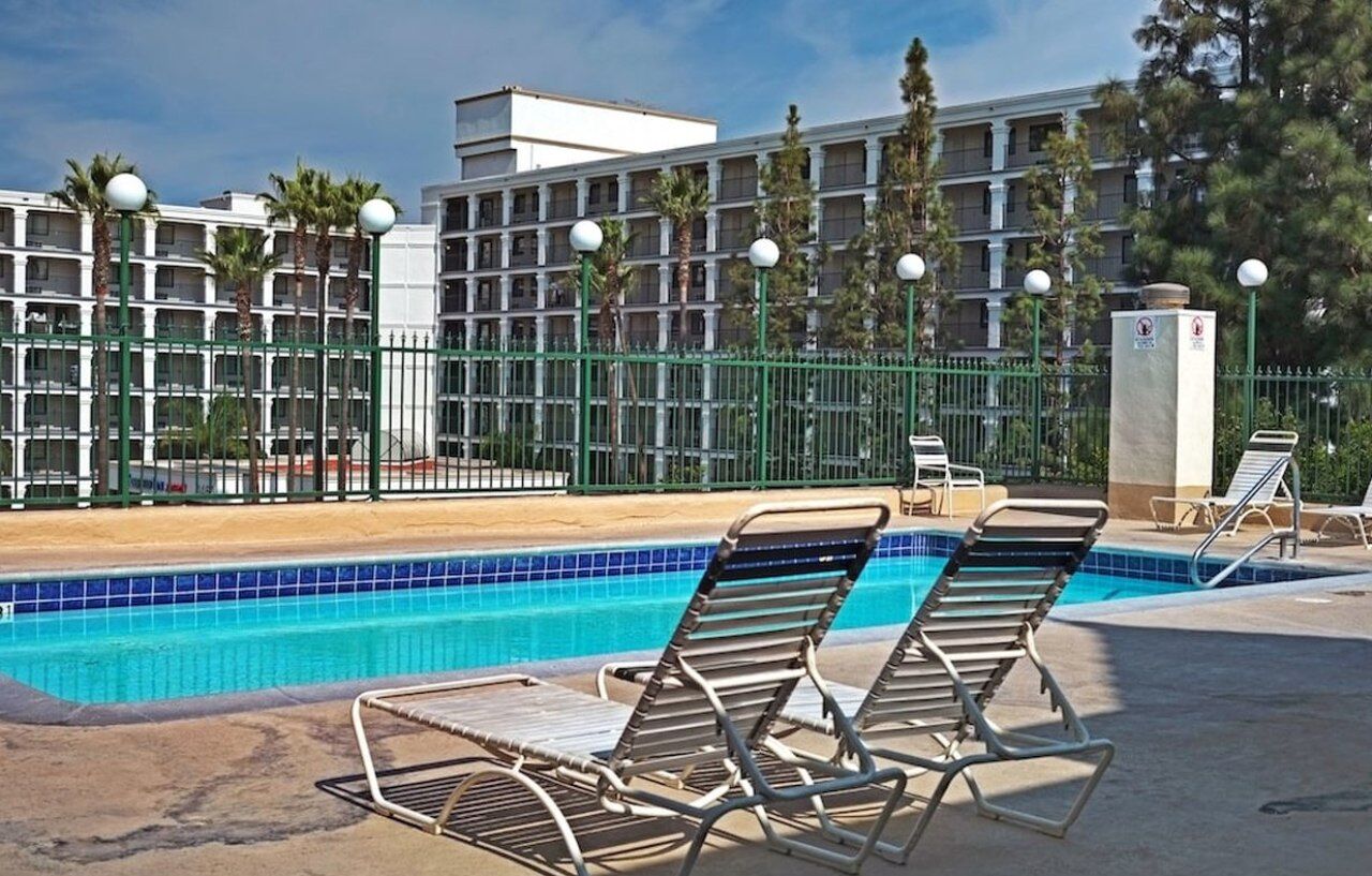 Anaheim Camelot Inn & Suites Exteriör bild
